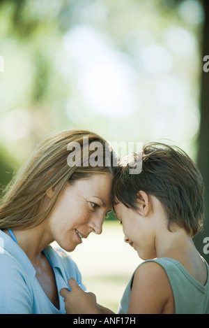 Madre e figlio di parlare con fronte insieme, close-up Foto Stock