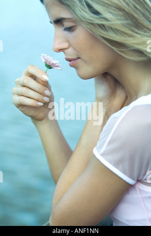 Giovane donna di fiori profumati, profilo di close-up Foto Stock
