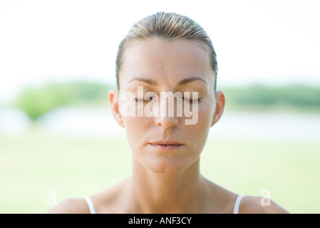 Donna di chiudere gli occhi, la testa e le spalle, ritratto Foto Stock