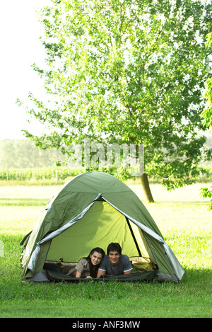 Amici in tenda insieme Foto Stock