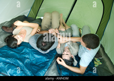 Amici in tenda insieme Foto Stock