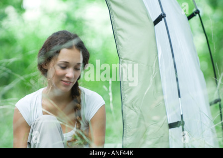 Giovane donna accanto alla tenda Foto Stock