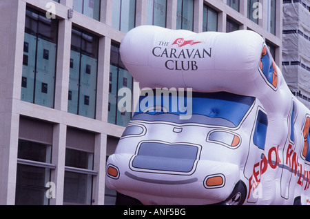 Il Caravan Club galleggiante: Inflatible cabina sopra mansardati caravan su flottante Cheapside nel signore sindaco di mostrare, Londra Foto Stock