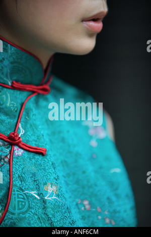 Giovane donna vestita in cinese tradizionale abbigliamento, vista ritagliata della faccia inferiore ed il busto Foto Stock