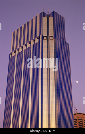 Luna e edificio, London, Ontario, Canada. Foto Stock