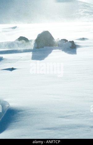 Rocce emergenti dalla neve Foto Stock
