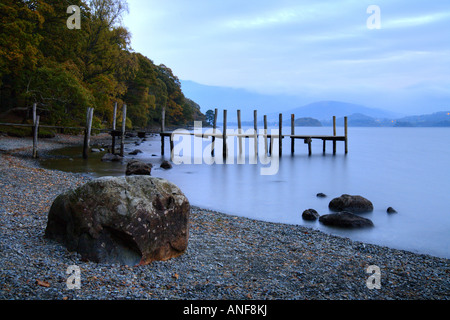 'Derwent acqua' boulder lake shore e 'Imbarcadero' a Brandlehow Bay. Lake District. Foto Stock