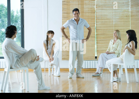 Uomo porta la terapia di gruppo a sessione Foto Stock