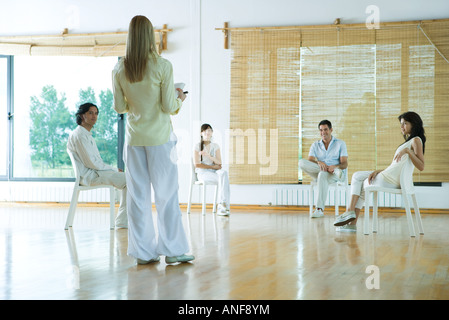 Donna che portano la terapia di gruppo sessione, vista posteriore Foto Stock