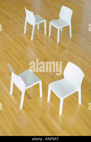Due coppie di sedie sul pavimento in legno ad alto angolo di visione Foto Stock