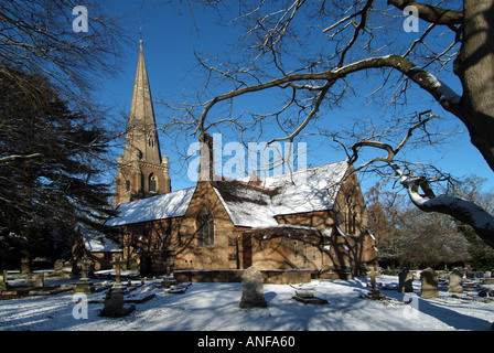 Galleywood chiesa parrocchiale in inverno la neve impostazione Foto Stock