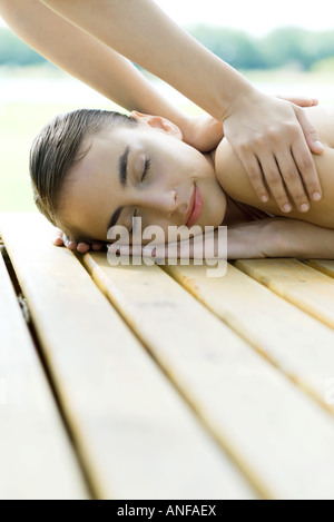 Donna ricevere massaggio alla schiena Foto Stock