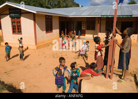 Scuola di villaggio costruito da un locale grassroot ONG denominato RDS per lo sviluppo rurale nella società Foto Stock