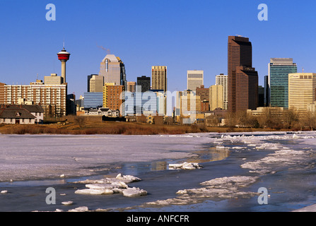 Vista del centro della città con il Fiume Bow da Calgary Zoo di Calgary, Alberta, Canada Foto Stock