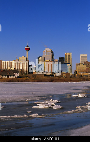 Vista del centro della città con il Fiume Bow da Calgary Zoo di Calgary, Alberta, Canada Foto Stock