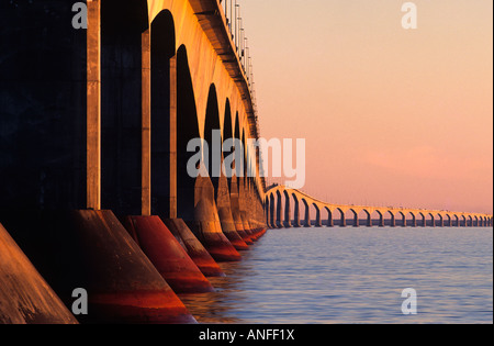 Confederazione Bridge al tramonto dal lato ovest, Borden Carleton, Prince Edward Island, Canada Foto Stock