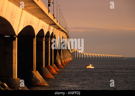 Confederazione Bridge al tramonto dal lato ovest, Borden Carleton, Prince Edward Island, Canada Foto Stock