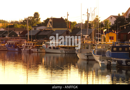 Barche da pesca al tramonto, Nord Rustico Harbour, Prince Edward Island, Canada Foto Stock