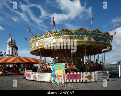 Alla rotatoria e Helter Skelter sul molo di Brighton formalmente Palace Pier Foto Stock