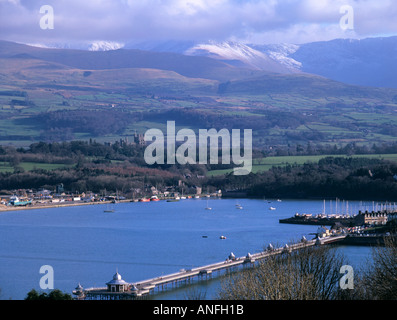 LLANDEGFAN ISOLA DI ANGLESEY GALLES DEL NORD Regno Unito guardando attraverso le acque blu dello stretto di Menai verso il molo di Bangor sulla terraferma del Gwynedd Foto Stock