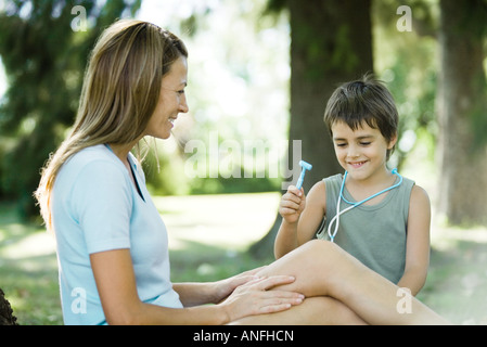 La madre e il figlio, boy fingendo di essere medico Foto Stock