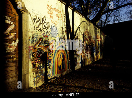 John Lennon pace parete, situato nella tranquilla piazza nel mezzo di architettura barocca del quartiere diplomatico, Praga, Repubblica Ceca Foto Stock