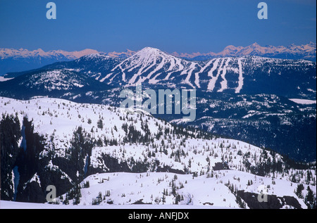 Vista aerea di Mount Washington come si vede dal ghiacciaio Comox costa con le montagne sullo sfondo, British Columbia, Canada. Foto Stock
