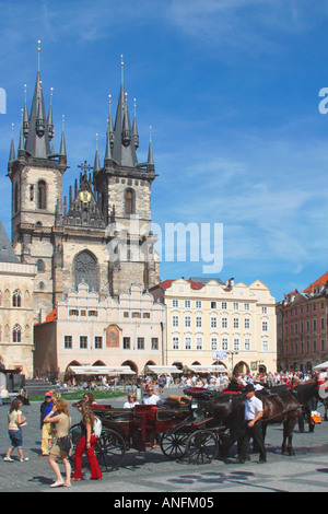 Prague Old Town Square con carrozza e cavalli Repubblica Ceca Europa UE Foto Stock