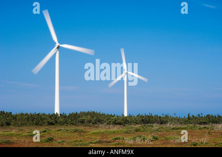 Turbina eolica generatori di potenza la filatura nel vento fornire fonte di energia alternata al vento Atlantico sito Test & Wind Farm, N Foto Stock