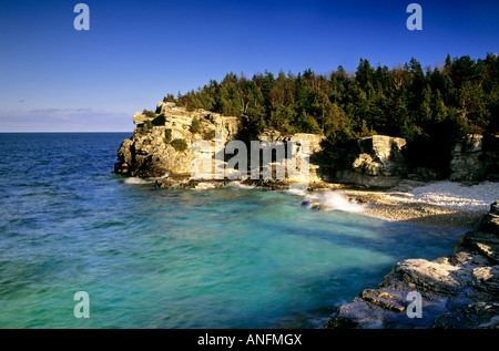 Il Georgian Bay litorale a Indian Head Cove, lungo il sentiero di Bruce nella penisola di Bruce National Park, Ontario, Canada. Foto Stock