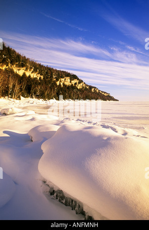 La scarpata del Niagara in inverno, lungo il Georgian Bay litorale a Barrow Bay, Bruce Peninsula, Ontario, Canada. Foto Stock