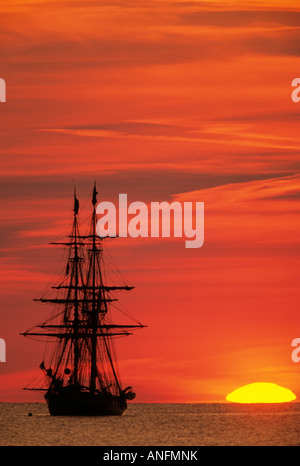 I tramonti accanto alla Tall Ship Niagara II, ormeggiato Pelee Island nel Lago Erie, Ontario, Canada. Foto Stock