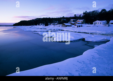 Cottage lungo il litorale a Dyers Bay in inverno, Bruce Peninsula, Ontario, Canada. Foto Stock