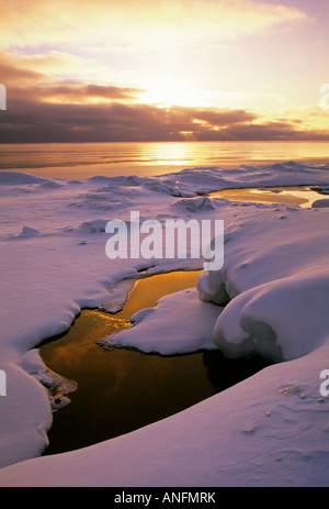 Il sole sorge su Georgian Bay sulla penisola di Bruce in inverno, Ontario, Canada. Foto Stock