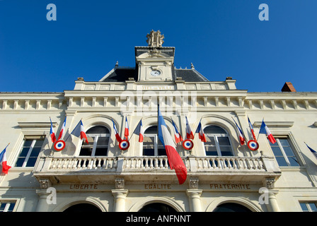 Tricolore francese bandiere sul municipio, Chatellerault, Vienne, in Francia. Foto Stock