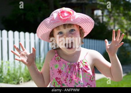 5 anno vecchia ragazza con sundress e hat mostra sorpresa, Canada. Foto Stock