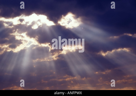 Streaming di luce del sole attraverso le nuvole dopo la tempesta, Canada. Foto Stock