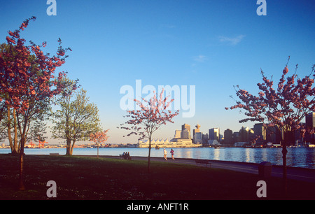 Giovane che corre lungo seawall in Stanley Park National Historic Site, Vancouver, British Columbia, Canada. Foto Stock