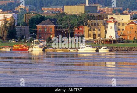 Vista di Regent Street Wharf sul fiume Saint John in Fredericton, New Brunswick, Canada Foto Stock