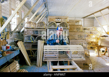 Lobster fisherman lavorando sulle trappole di aragosta, Beach Point, Prince Edward Island, Canada. Foto Stock