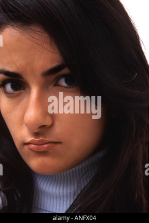 Close up donna ispanica sconvolto in un turtleneck blu Foto Stock