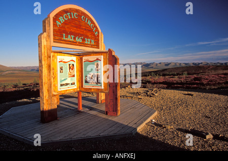 Arctic Cricle cartello indicatore sulla Dempster Highway, Yukon, Canada. Foto Stock