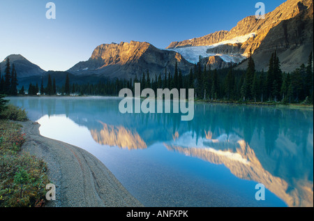 Lago di prua e il Ghiacciaio Crowfoot, il Parco Nazionale di Banff, Alberta, Canada. Foto Stock