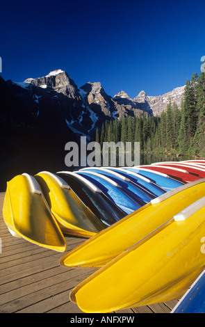 Canoe impilati sul dock presso il Lago Moraine e il Parco Nazionale di Banff, Alberta, Canada. Foto Stock