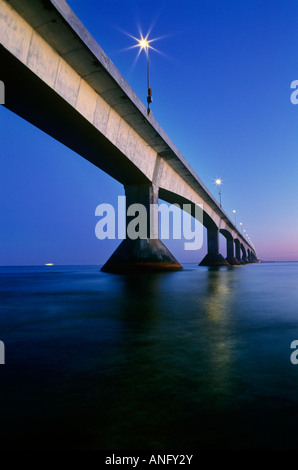 Sul lato ovest della Confederazione Bridge da Borden, Prince Edward Island cercando verso New Brunswick, Northumberland Strait, Canada Foto Stock