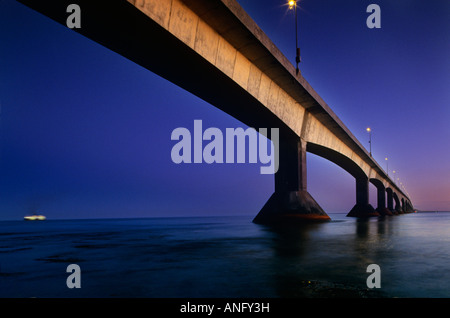 Sul lato ovest della Confederazione Bridge al tramonto da Borden, Prince Edward Island cercando verso New Brunswick, Northumberland stretto Foto Stock