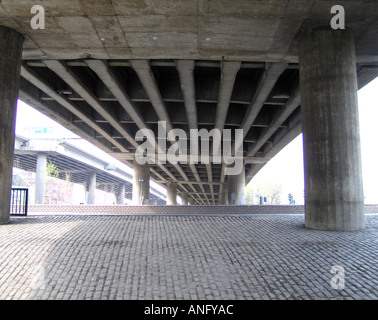 Paesaggio urbano al sottopasso autostradale Foto Stock