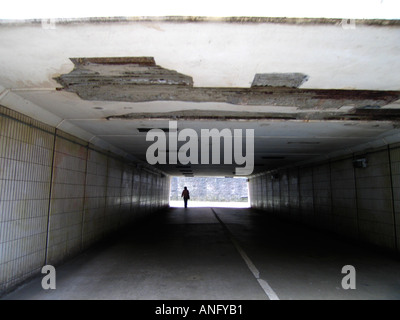 Lone pedone nel sottopassaggio in città urban center impostazione Foto Stock