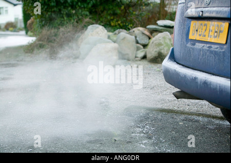 Auto di un tubo di scarico di emissione di fumi di scarico Foto Stock