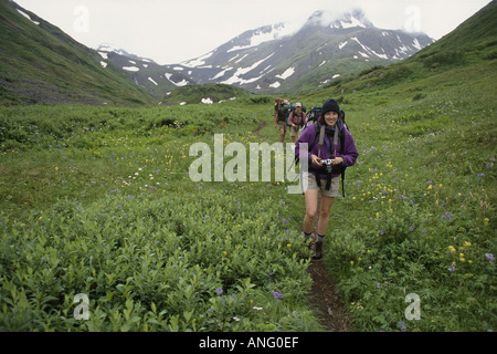 Gli escursionisti su Crow Creek Trail passa SC Alaska estate Foto Stock